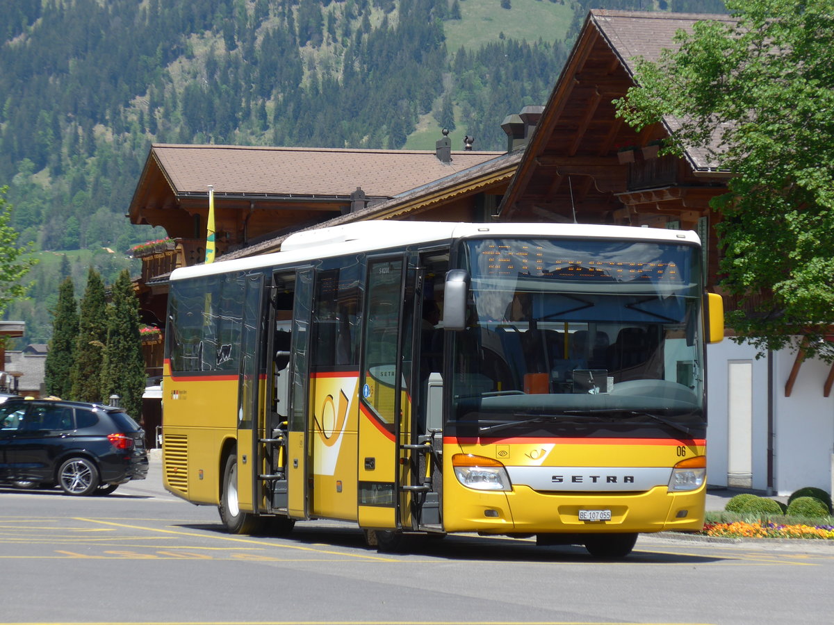 (180'784) - K�bli, Gstaad - Nr. 6/BE 107'055 - Setra am 26. Mai 2017 beim Bahnhof Gstaad