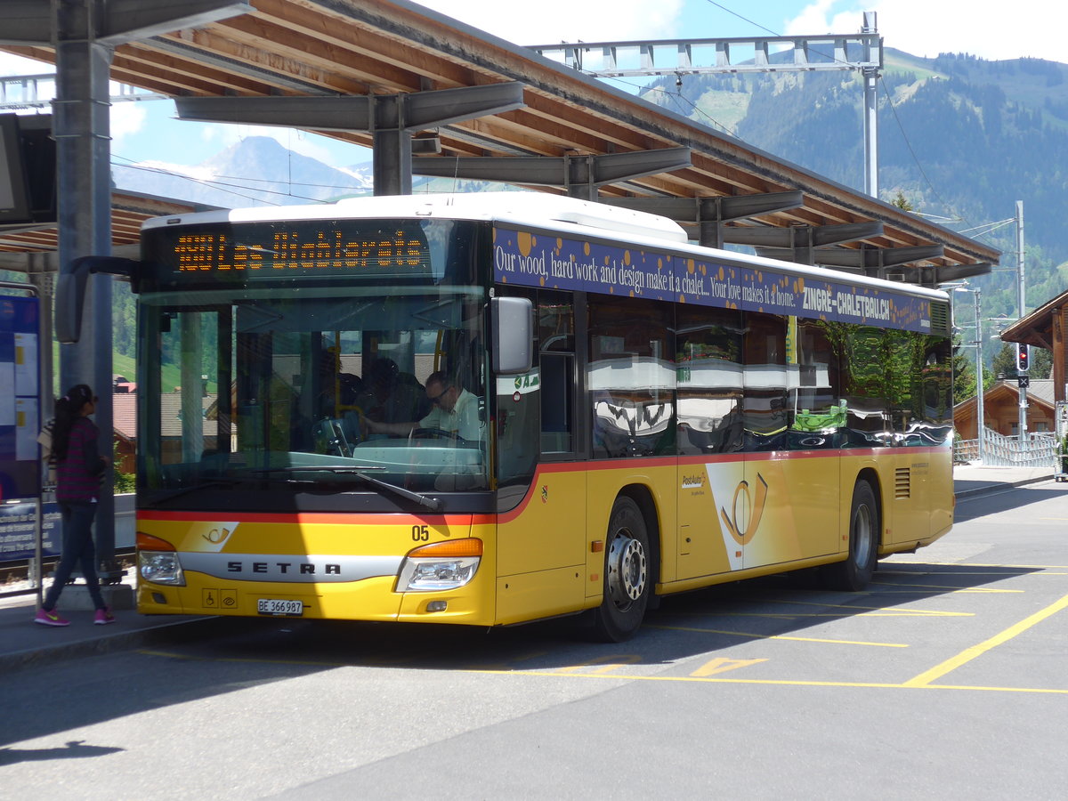 (180'785) - K�bli, Gstaad - Nr. 5/BE 366'987 - Setra am 26. Mai 2017 beim Bahnhof Gstaad