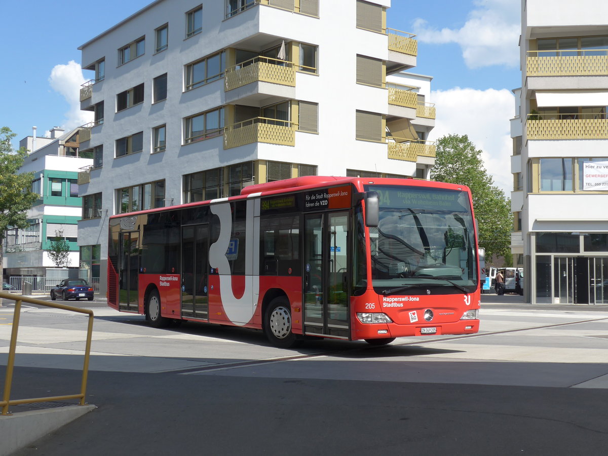 (181'123) - VZO Gr�ningen - Nr. 205/ZH 439'205 - Mercedes am 15. Juni 2017 beim Bahnhof Jona