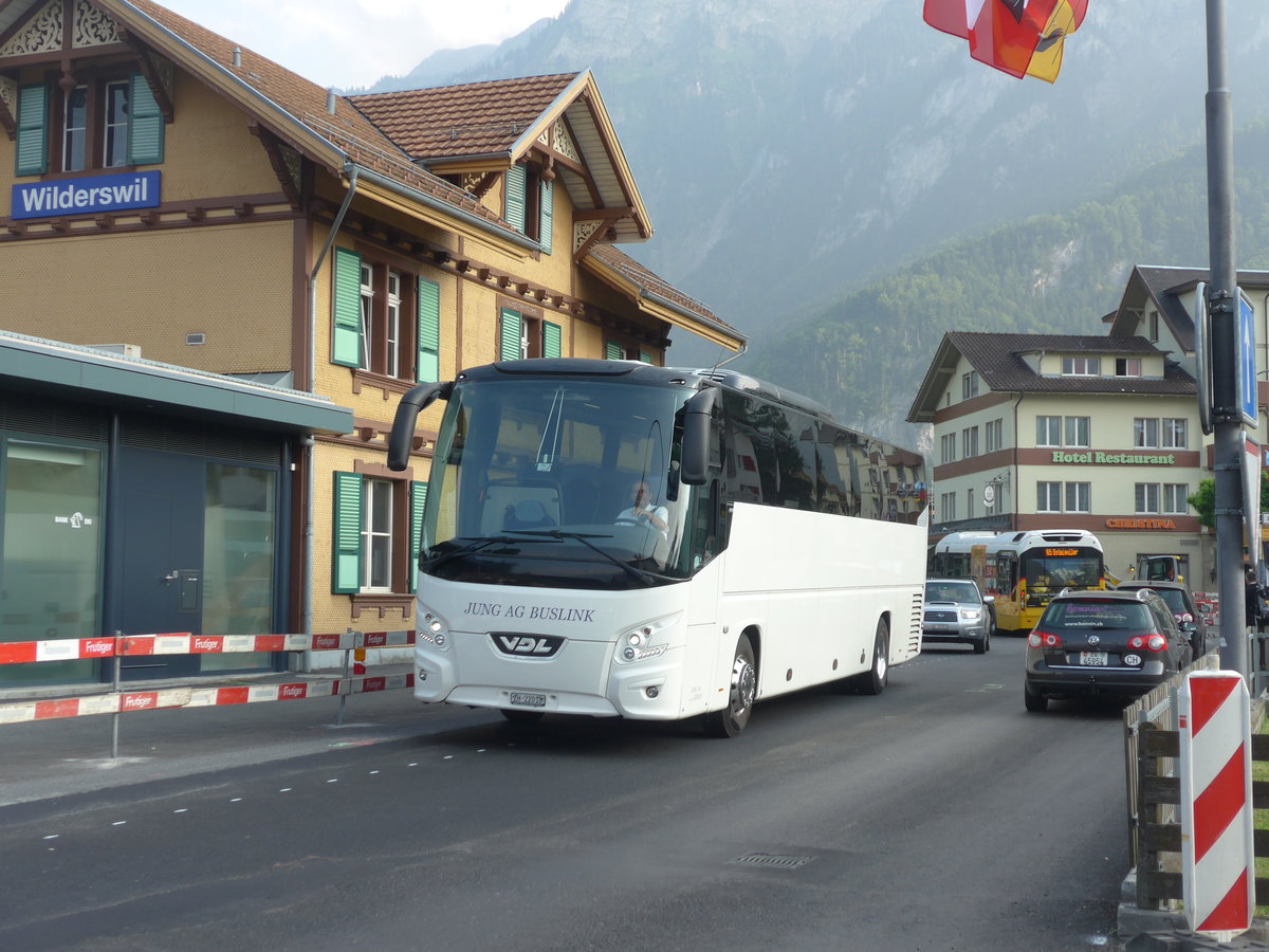 (181'532) - Jung, Z�rich - ZH 22'018 - VDL am 24. Juni 2017 beim Bahnhof Wilderswil