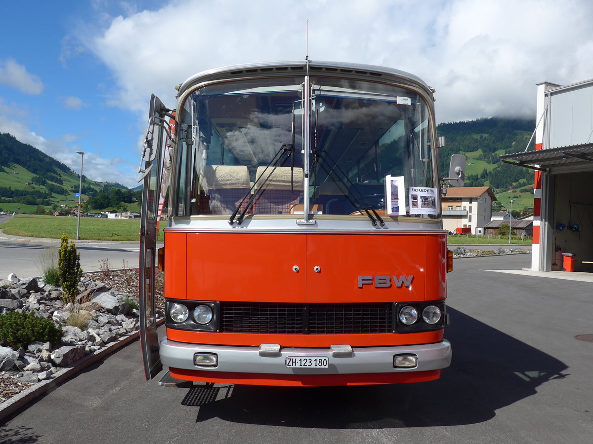 (181'641) - FBW-Club, M�nnedorf - ZH 123'180 - FBW/R&J (ex Tiemann, Oetwil Nr. 19; ex W�est, Brittnau; ex Wespe, Altst�tten; ex AFA Adelboden Nr. 19) am 1. Juli 2017 in Frutigen, Garage AFA