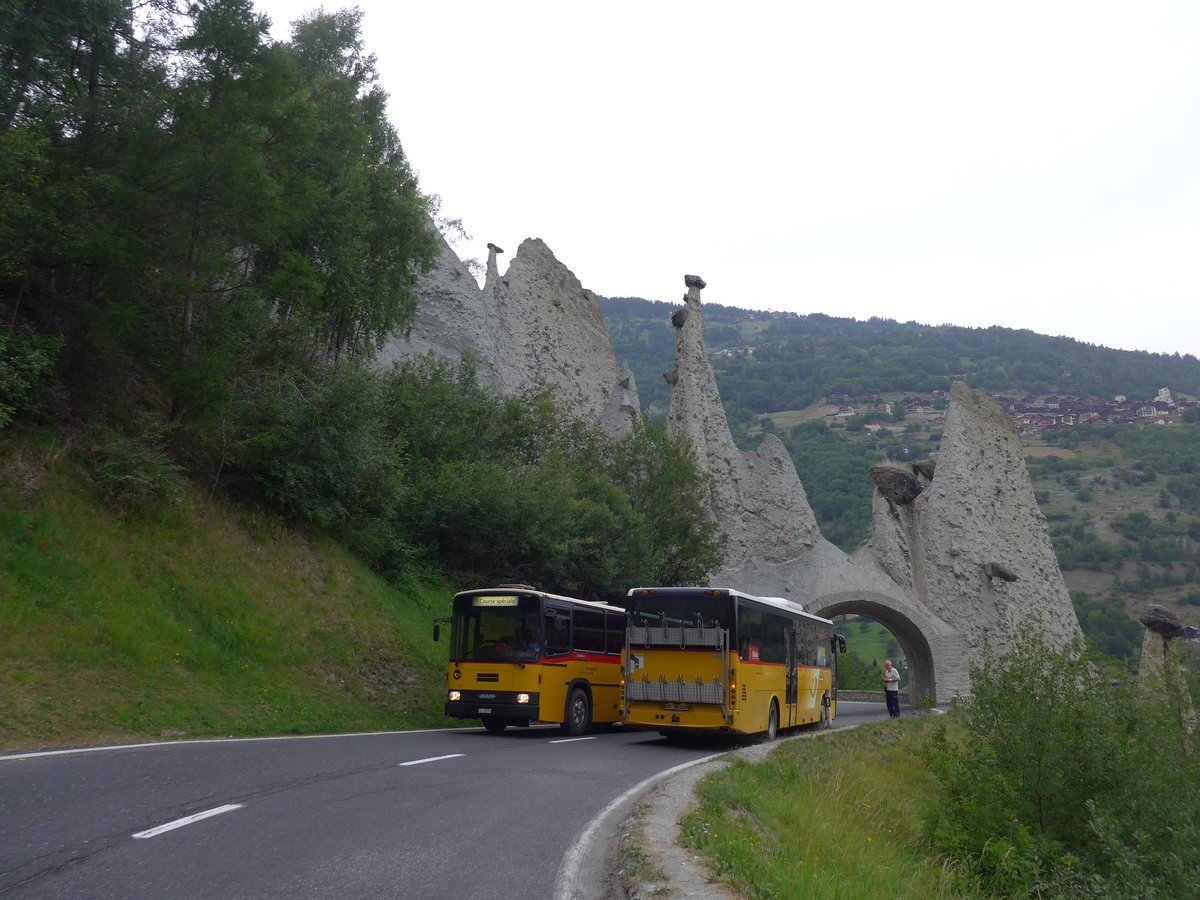 (181'823) - Oser, B�rchen - VS 93'575 - NAW/Lauber (ex Epiney, Ayer) + PostAuto Wallis - Nr. 18/VS 365'408 - Irisbus am 9. Juli 2017 in Euseigne, Pyramides