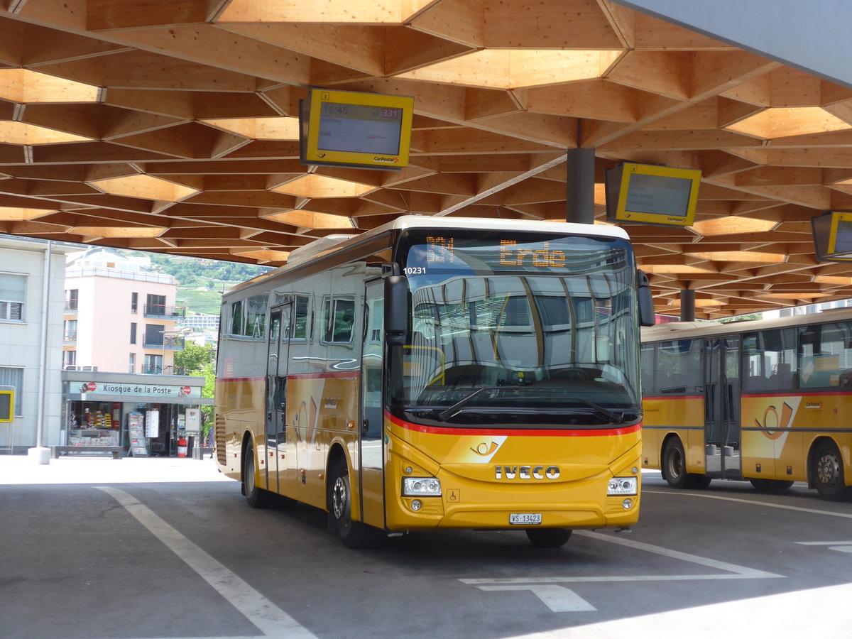 (182'200) - Ev�quoz, Erde - VS 13'423 - Iveco am 23. Juli 2017 beim Bahnhof Sion