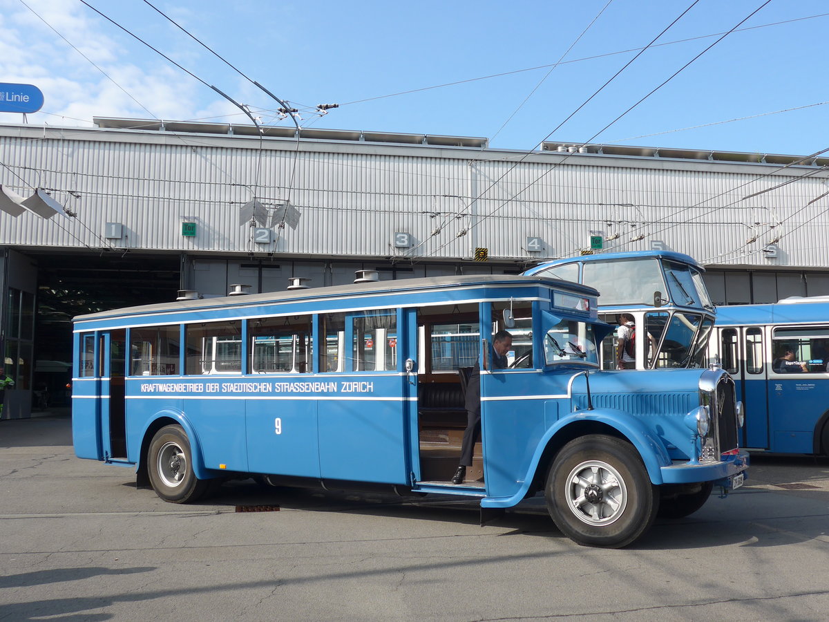 (183'692) - VBZ Z�rich - Nr. 9/ZH 5609 - Saurer/SWS (ex Bamert, Wollerau; ex BBA Aarau Nr. 1; ex VBZ Z�rich Nr. 209; ex VBZ Z�rich Nr. 9) am 20. August 2017 in Z�rich, Garage Hardau
