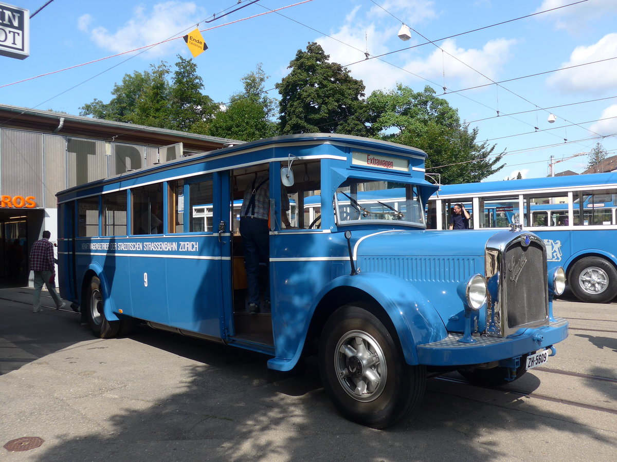 (183'728) - VBZ Z�rich - Nr. 9/ZH 5609 - Saurer/SWS (ex Bamert, Wollerau; ex BBA Aarau Nr. 1; ex VBZ Z�rich Nr. 209; ex VBZ Z�rich Nr. 9) am 20. August 2017 in Z�rich, Burgwies