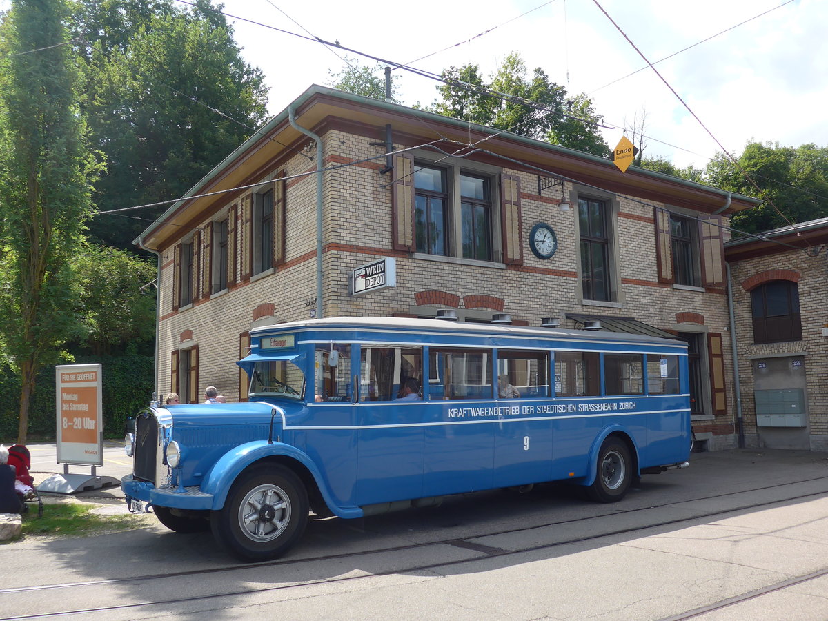 (183'736) - VBZ Z�rich - Nr. 9/ZH 5609 - Saurer/SWS (ex Bamert, Wollerau; ex BBA Aarau Nr. 1; ex VBZ Z�rich Nr. 209; ex VBZ Z�rich Nr. 9) am 20. August 2017 in Z�rich, Burgwies