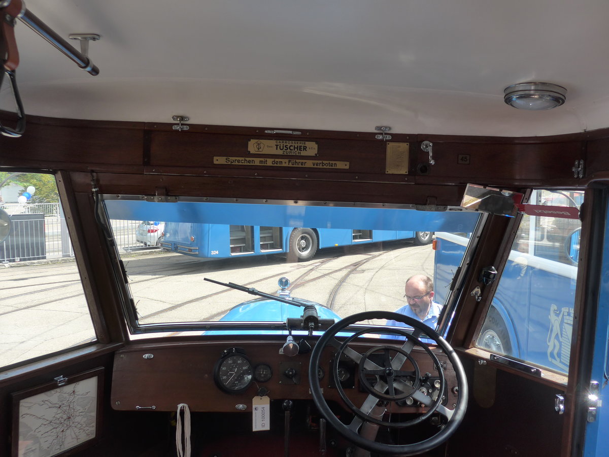 (183'740) - Oldtimer Club Saurer, Arbon - Nr. 45/TG 162'182 - Saurer/T�scher (ex VBZ Z�rich Nr. 45; ex Firma in Spreitenbach; ex VBZ Z�rich Nr. 245; ex VBZ Z�rich Nr. 45) am 20. August 2017 in Z�rich, Burgwies (Innenaufnahme)