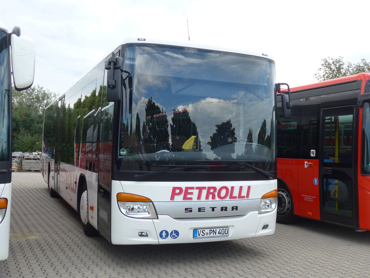 (183'879) - Petrolli, Niedereschach - VS-PN 400 - Setra am 23. August 2017 in Bad D�rrheim, Garage Luschin