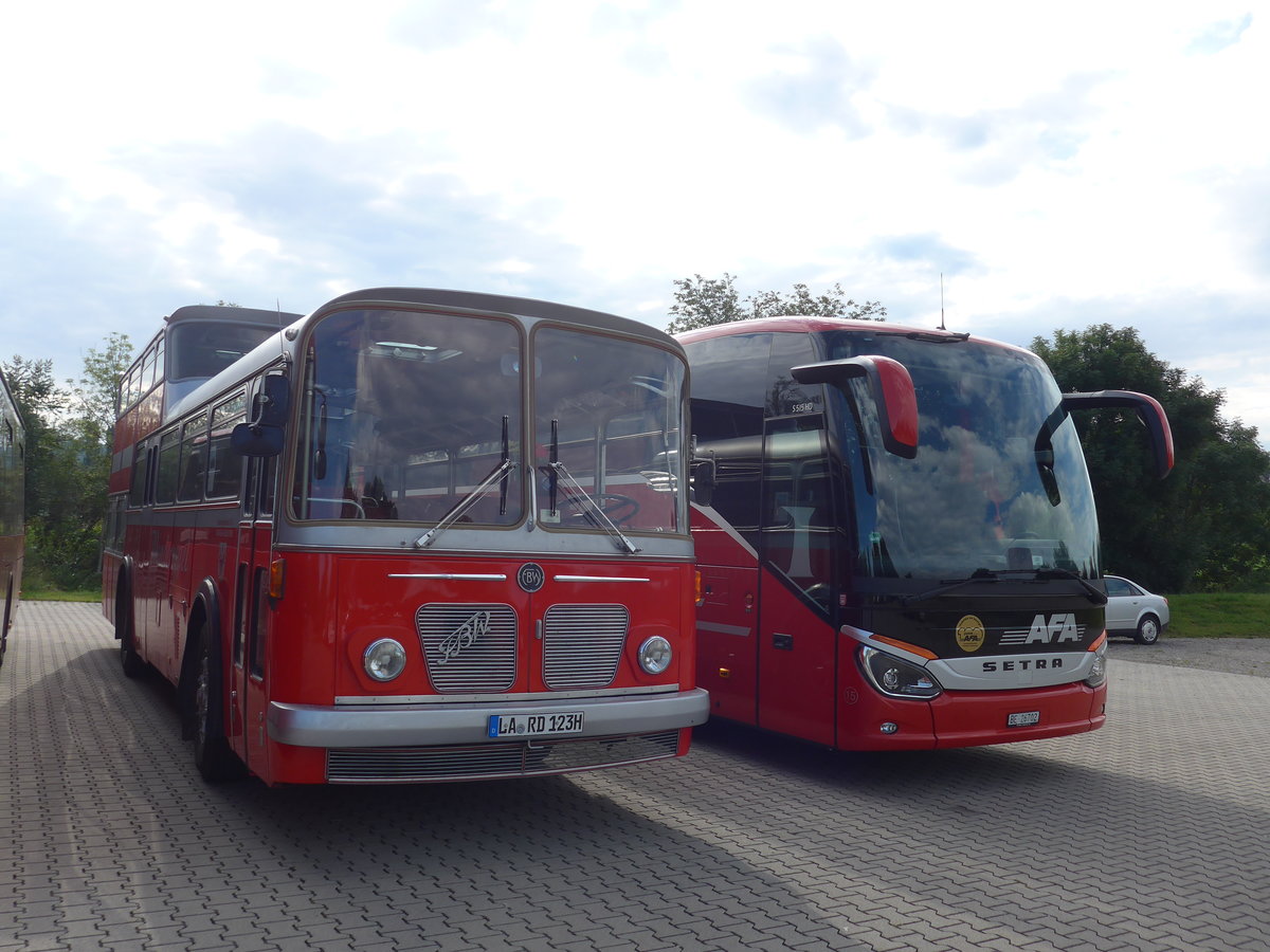 (183'888) - Radlmeier, Ergoldsbach - LA-RD 123H - FBW/Vetter-R&J Anderthalbdecker (ex FRAM Drachten/NL Nr. 20; ex Wespe, Altst�tten; ex AFA Adelboden Nr. 4) + aus der Schweiz: AFA Adelboden - Nr. 15/BE 26'702 - Setra am 23. August 2017 in Bad D�rrheim, Garage Luschin