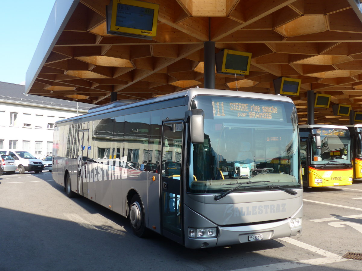 (184'151) - Ballestraz, Gr�ne - VS 230'657 - Irisbus am 25. August 2017 beim Bahnhof Sion
