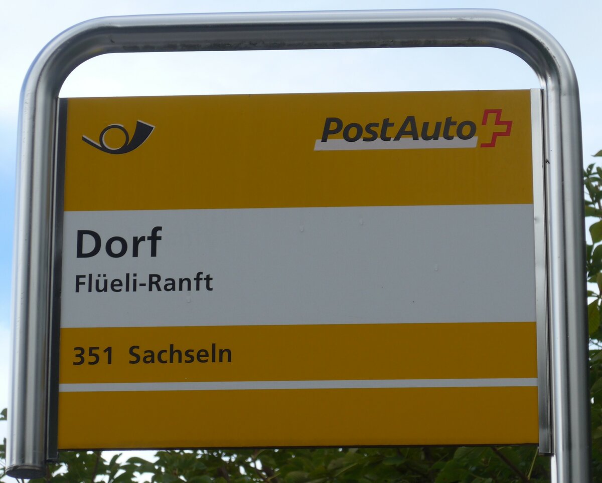 (184'729) - PostAuto-Haltestellenschild - Fl�eli-Ranft, Dorf - am 10. September 2017