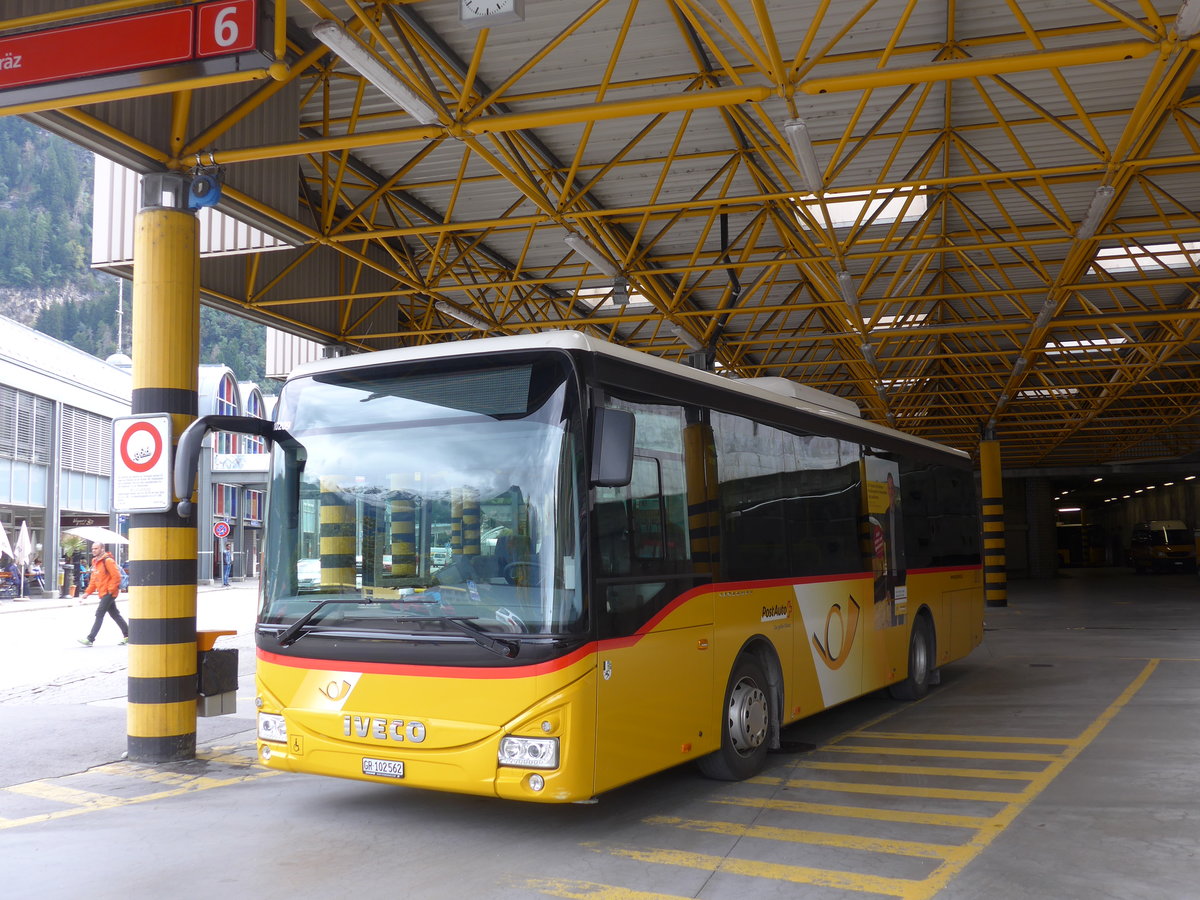 (185'040) - PostAuto Graub�nden - GR 102'562 - Iveco am 16. September 2017 in Thusis, Postautostation