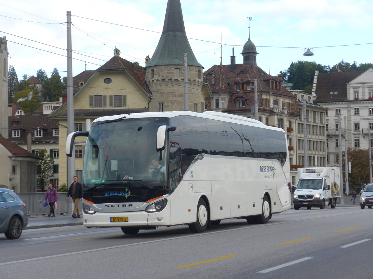 (185'113) - Aus Holand: Besseling, Amersfoort - Nr. 22/51-BFS-5 - Setra am 18. September 2017 in Luzern, Bahnhofbr�cke