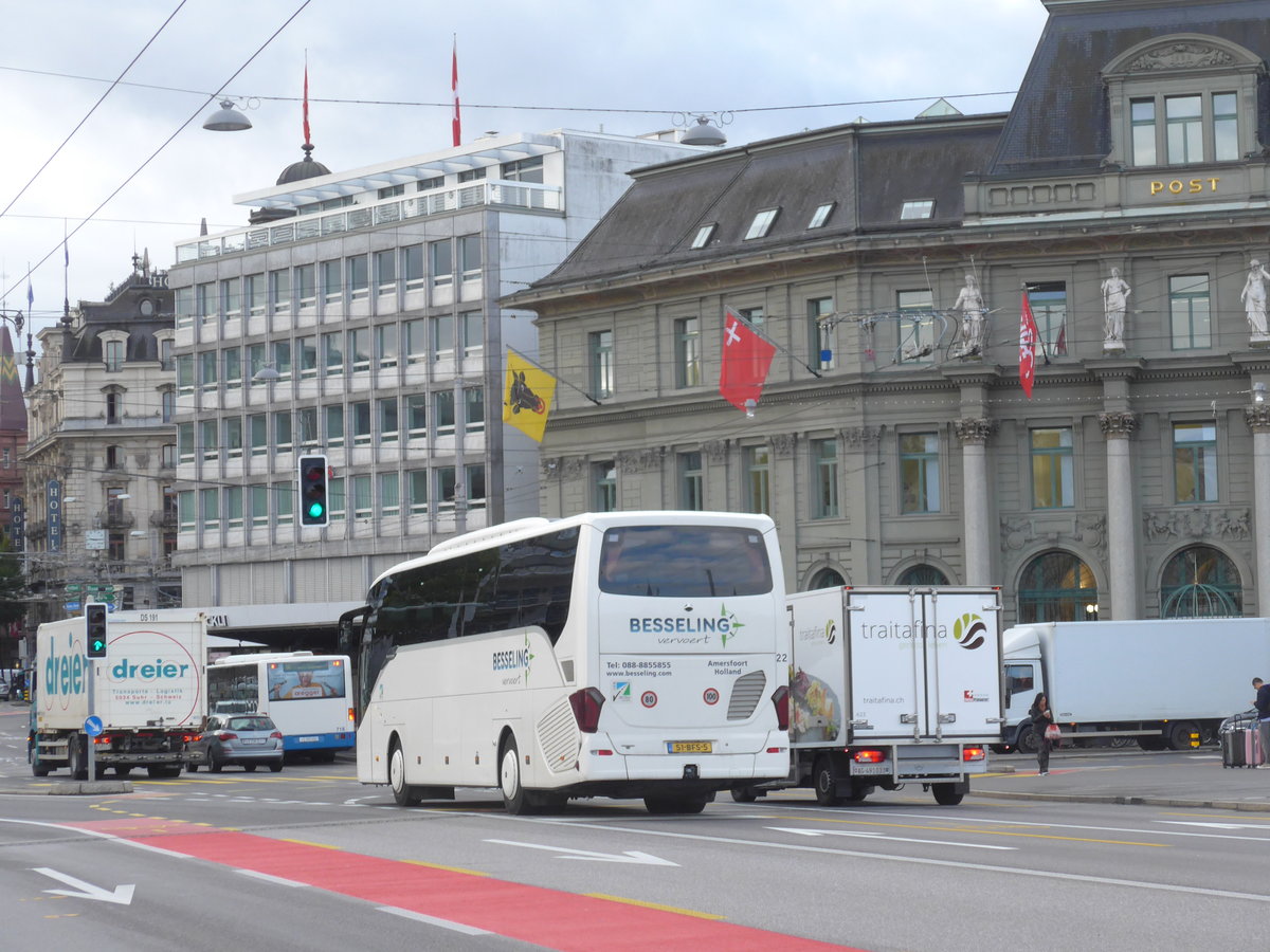 (185'114) - Aus Holland: Besseling, Amersfoort - Nr. 22/51-BFS-5 - Setra am 18. September 2017 in Luzern, Bahnhofbr�cke