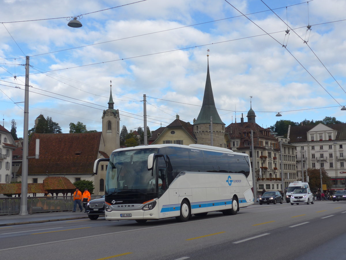 (185'127) - Aus Tschechien: Gumdrop, Praha - 5AZ 8406 - Setra am 18. September 2017 in Luzern, Bahnhofbr�cke