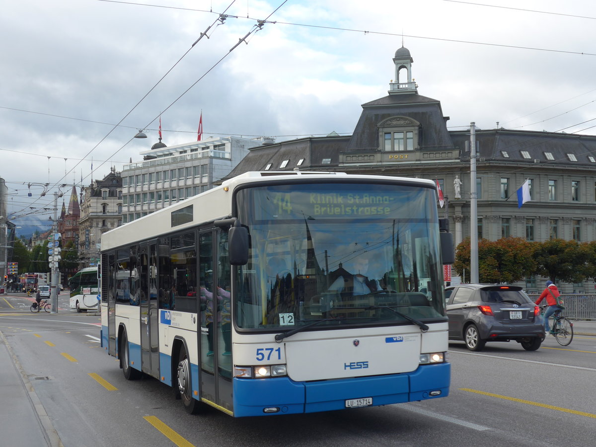 (185'133) - VBL Luzern - Nr. 571/LU 15'714 - Scania/Hess am 18. September 2017 in Luzern, Bahnhofbr�cke