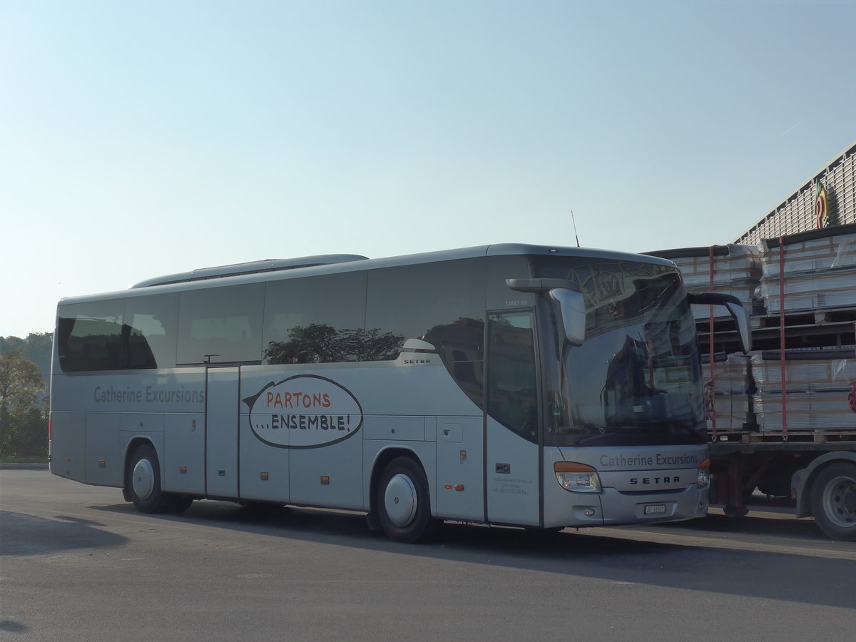 (185'196) - Catherine Excursions, Vicques - JU 66'331 - Setra am 25. September 2017 in Bursins, Rastst�tte La C�te