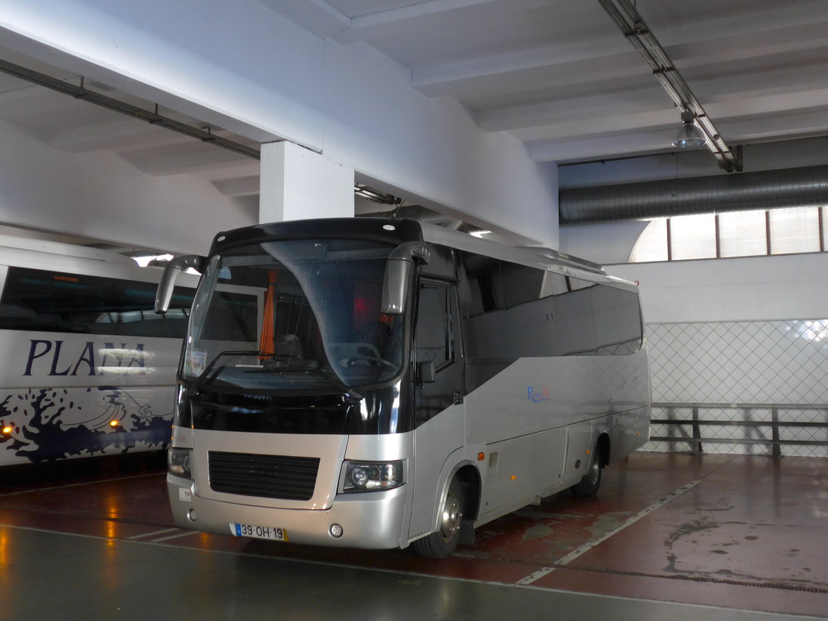(185'468) - Aus Portugal: RivieraTUR, V�lega - 39-OH-19 - Iveco am 28. September 2017 in Andorra la Vella, Carparkhaus