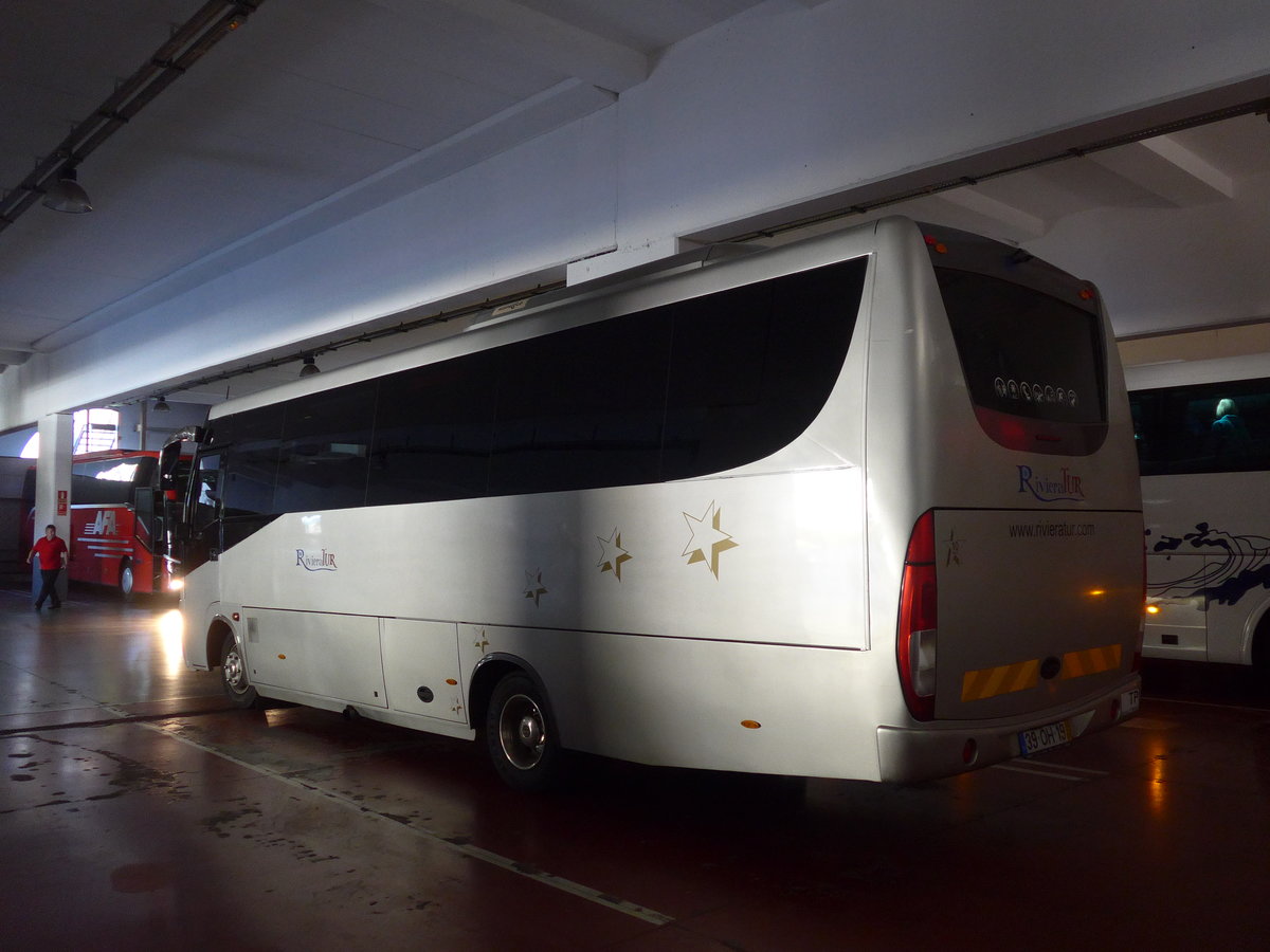 (185'470) - Aus Portugal: RivieraTUR, V�lega - 39-OH-19 - Iveco am 28. September 2017 in Andorra la Vella, Parkhaus