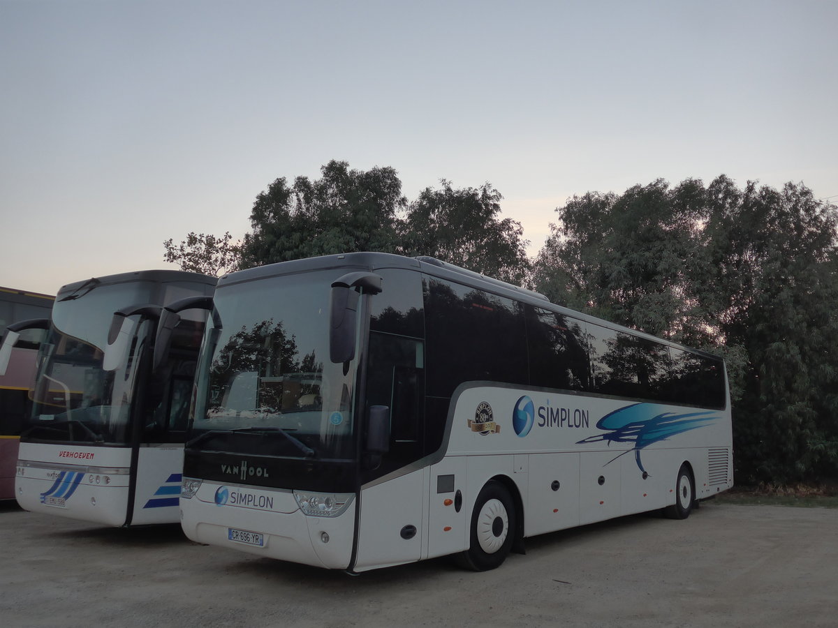 (185'696) - Aus Frankreich: Simplon, Ouzouer-le-March� - CR 696 YR - Van Hool am 29. September 2017 in Roses, Carparkplatz