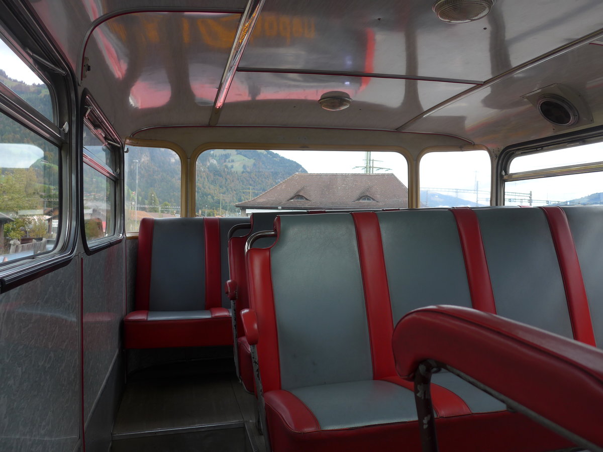(185'787) - H�uselmann, Bern - Nr. 26/BE 9475 - FBW/Vetter-R&J Anderthalbdecker (ex AFA Adelboden Nr. 9) am 8. Oktober 2017 beim Bahnhof Frutigen (Innenaufnahme)