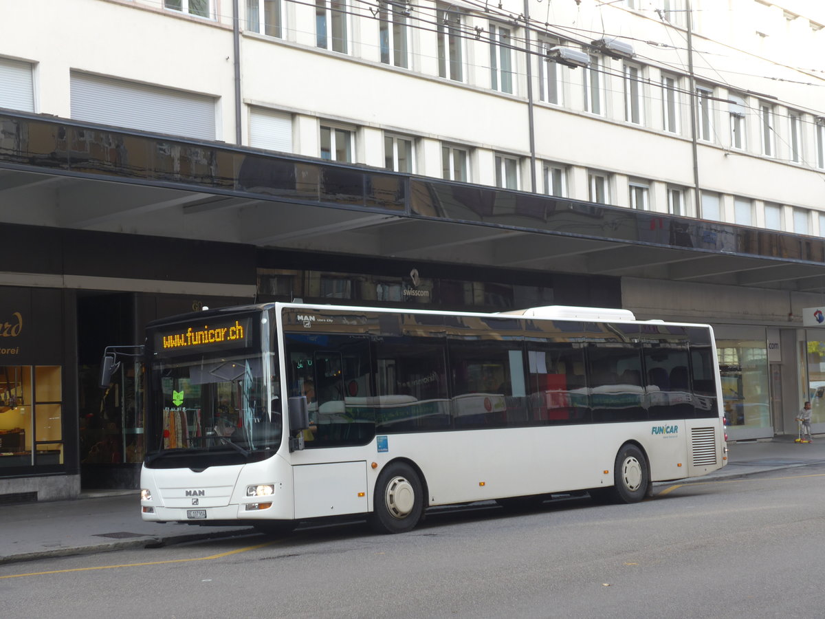 (186'001) - Funi-Car, Biel - Nr. 4/BE 107'904 - MAN/G�ppel am 21. Oktober 2017 beim Bahnhof Biel