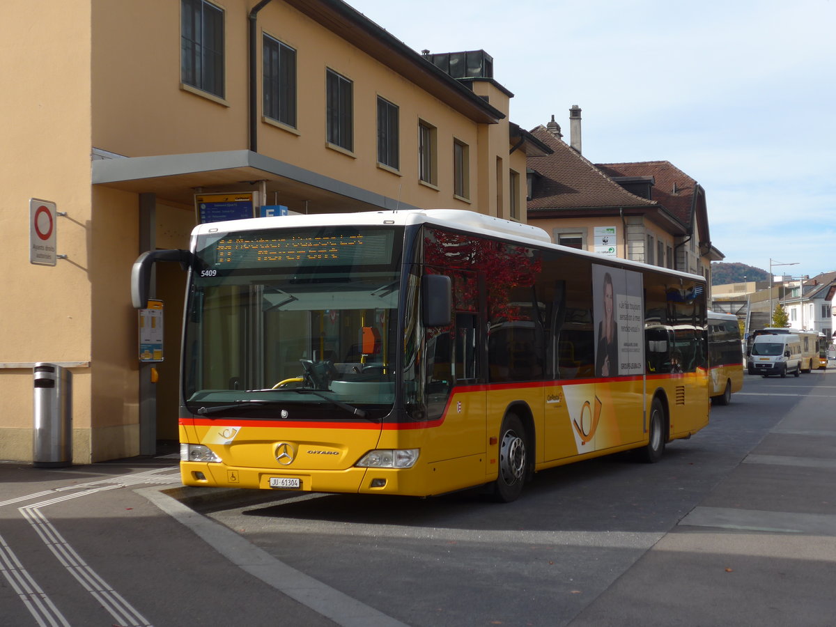 (186'007) - CarPostal Ouest - JU 61'304 - Mercedes (ex Nr. 17) am 21. Oktober 2017 beim Bahnhof Del�mont