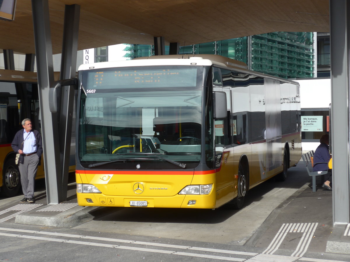 (186'010) - CarPostal Ouest - JU 65'081 - Mercedes (ex Nr. 14) am 21. Oktober 2017 beim Bahnhof Del�mont