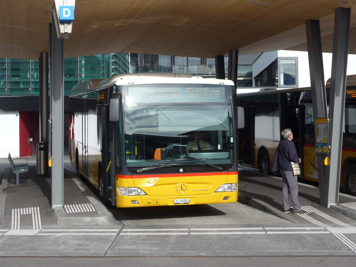 (186'011) - CarPostal Ouest - JU 65'083 - Mercedes (ex Nr. 21) am 21. Oktober 2017 beim Bahnhof Del�mont