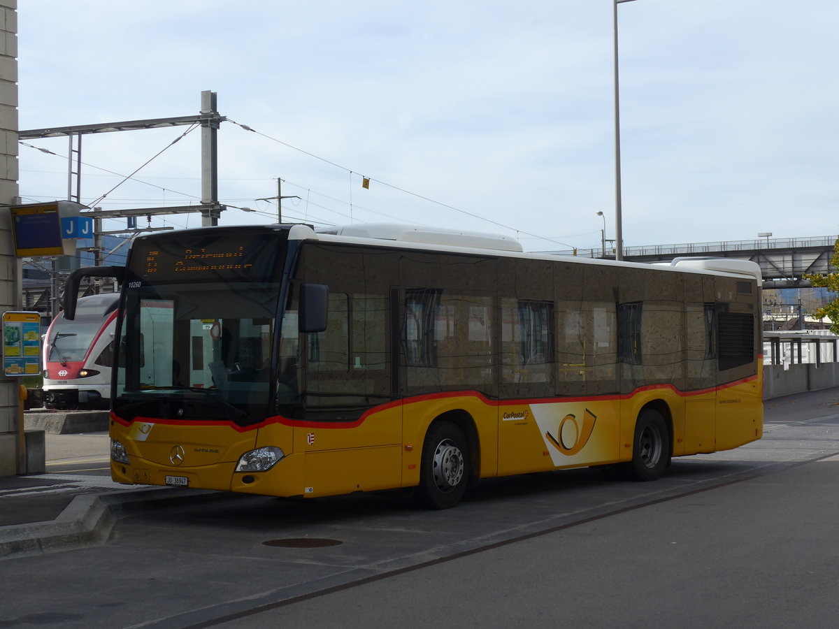 (186'012) - CarPostal Ouest - JU 36'947 - Mercedes (ex Nr. 6) am 21. Oktober 2017 beim Bahnhof Del�mont