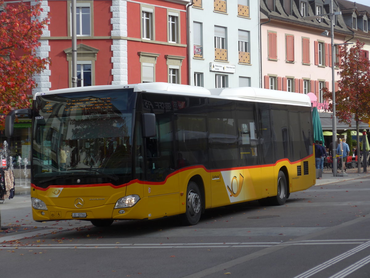 (186'043) - CarPostal Ouest - JU 32'766 - Mercedes (ex Nr. 26) am 21. Oktober 2017 beim Bahnhof Del�mont