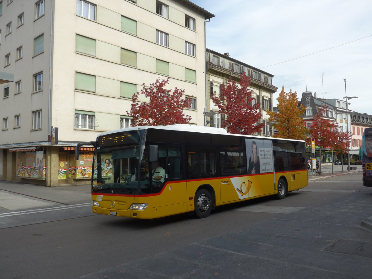 (186'048) - CarPostal Ouest - JU 61'304 - Mercedes (ex Nr. 17) am 21. Oktober 2017 beim Bahnhof Del�mont