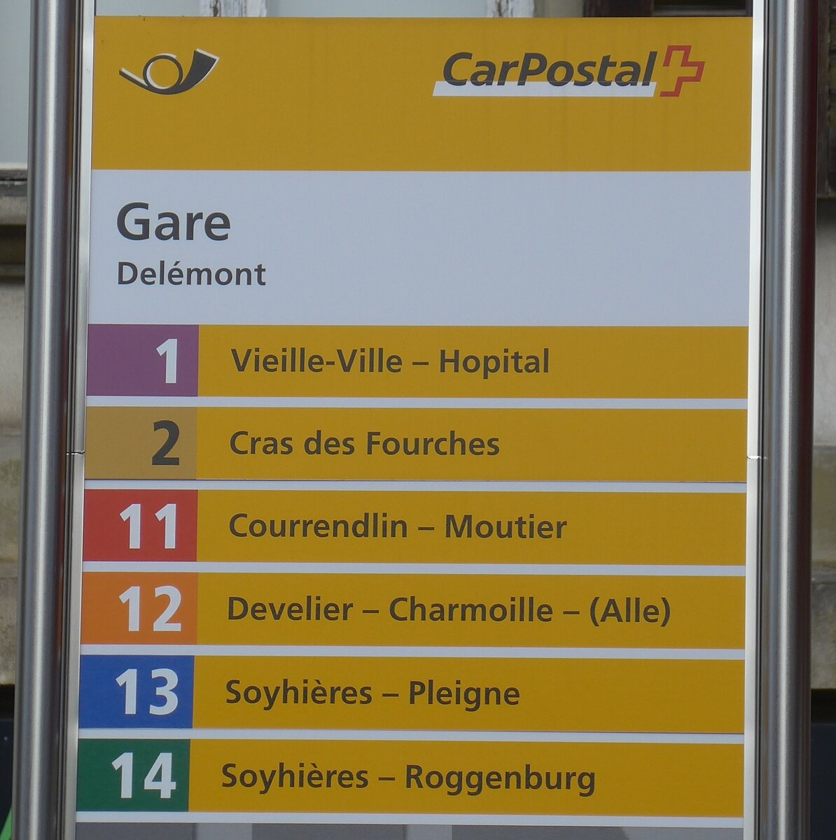 (186'050) - PostAuto-Haltestellenschild - Del�mont, Gare - am 21. Oktober 2017