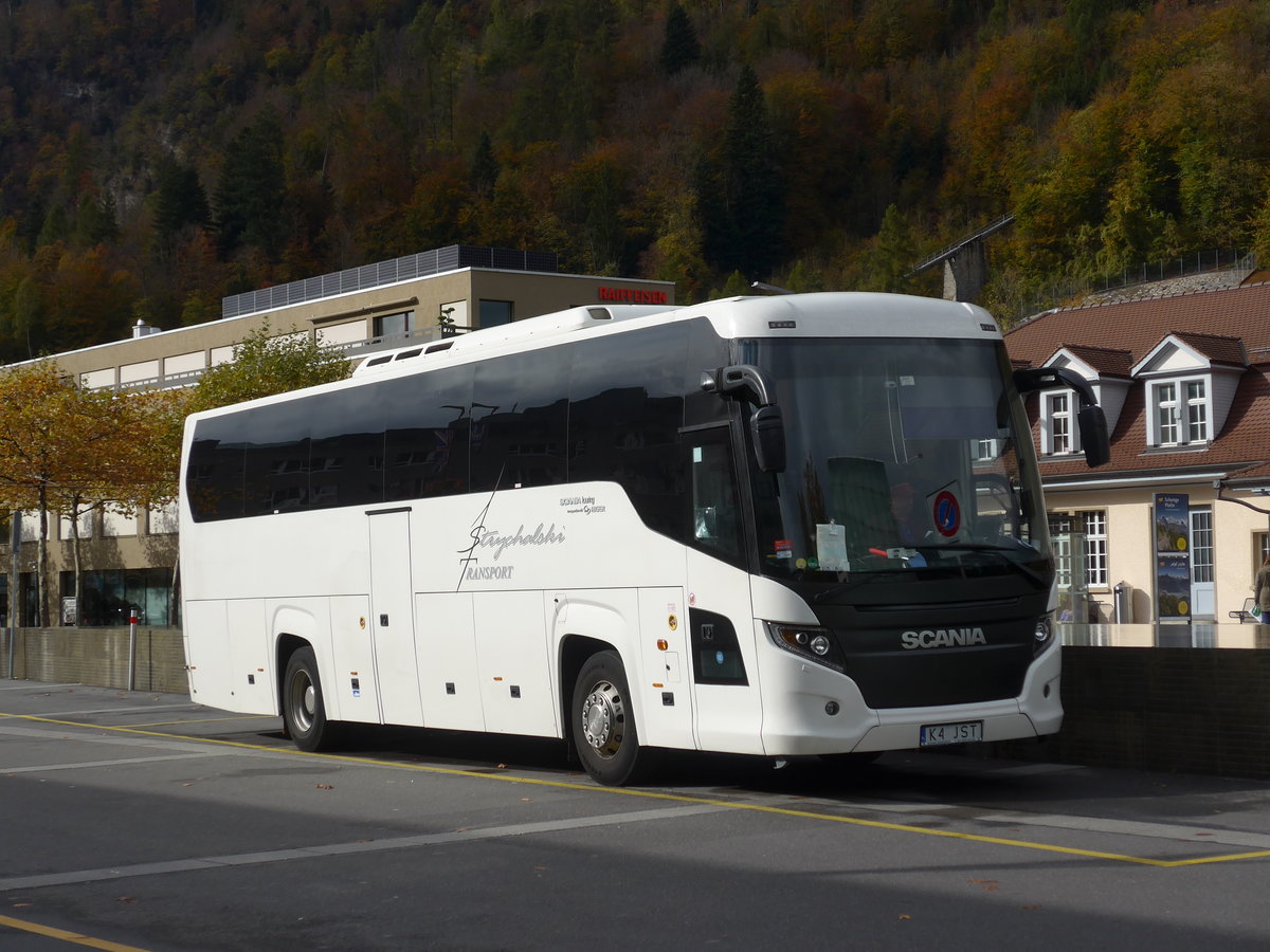 (186'105) - Aus Polen: Strychalski, Krak�w - K4 JST - Scania/Higer am 22. Oktober 2017 beim Bahnhof Interlaken Ost