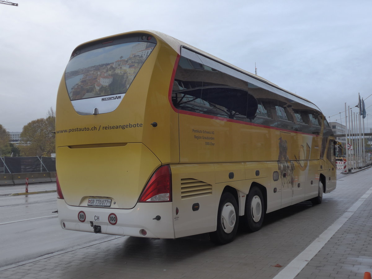 (186'288) - Aus der Schweiz: PostAuto Graub�nden - GR 770'077 - Neoplan am 11. November 2017 in Stuttgart, Staatsgalerie