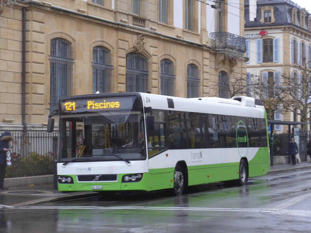(186'596) - transN, La Chaux-de-Fonds - Nr. 214/NE 93'214 - Volvo (ex TN Neuch�tel Nr. 214) am 25. November 2017 in Neuch�tel, Place Pury