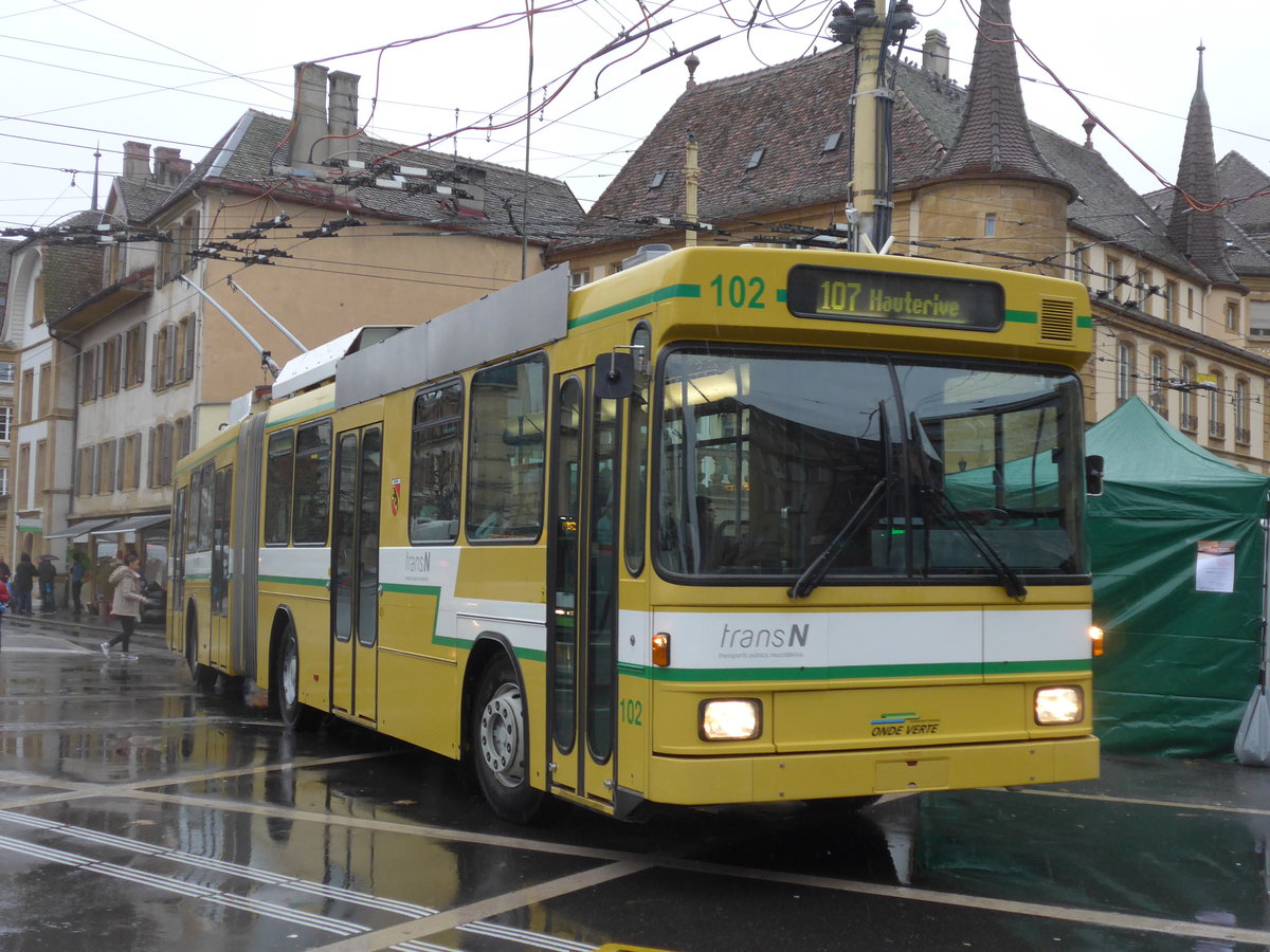 (186'598) - transN, La Chaux-de-Fonds - Nr. 102 - NAW/Hess Gelenktrolleybus (ex TN Neuch�tel Nr. 102) am 25. November 2017 in Neuch�tel, Place Pury