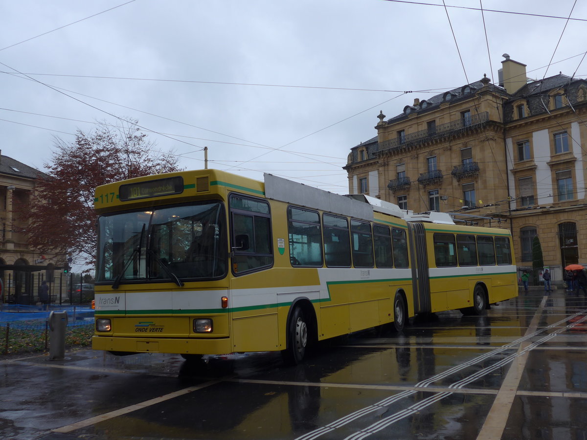 (186'602) - transN, La Chaux-de-Fonds - Nr. 117 - NAW/Hess Gelenktrolleybus (ex TN Neuch�tel Nr. 117) am 25. November 2017 in Neuch�tel, Place Pury