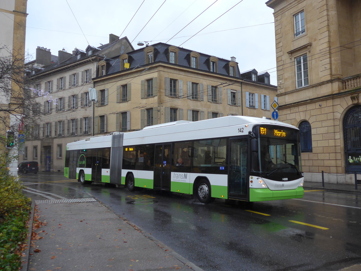 (186'604) - transN, La Chaux-de-Fonds - Nr. 142 - Hess/Hess Gelenktrolleybus (ex TN Neuch�tel Nr. 142) am 25. November 2017 in Neuch�tel, Place Pury