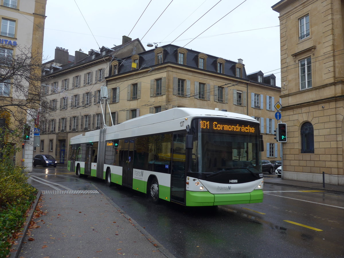 (186'622) - transN, La Chaux-de-Fonds - Nr. 137 - Hess/Hess Gelenktrolleybus (ex TN Neuch�tel Nr. 137) am 25. November 2017 in Neuch�tel, Place Pury