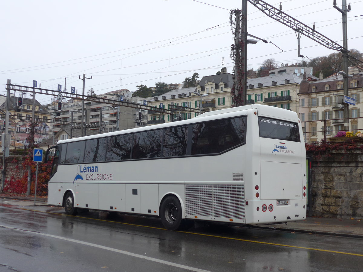 (186'632) - L�mania Excursions, Meyrin - GE 961'575 - Bova am 25. November 2017 beim Bahnhof Neuch�tel