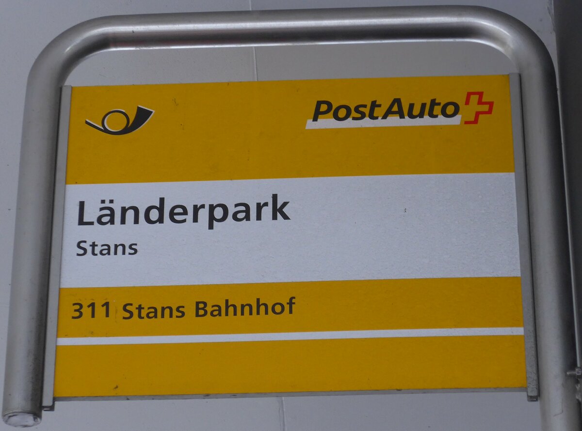 (186'812) - PostAuto-Haltestellenschild - Stans, L�nderpark - am 9. Dezember 2017