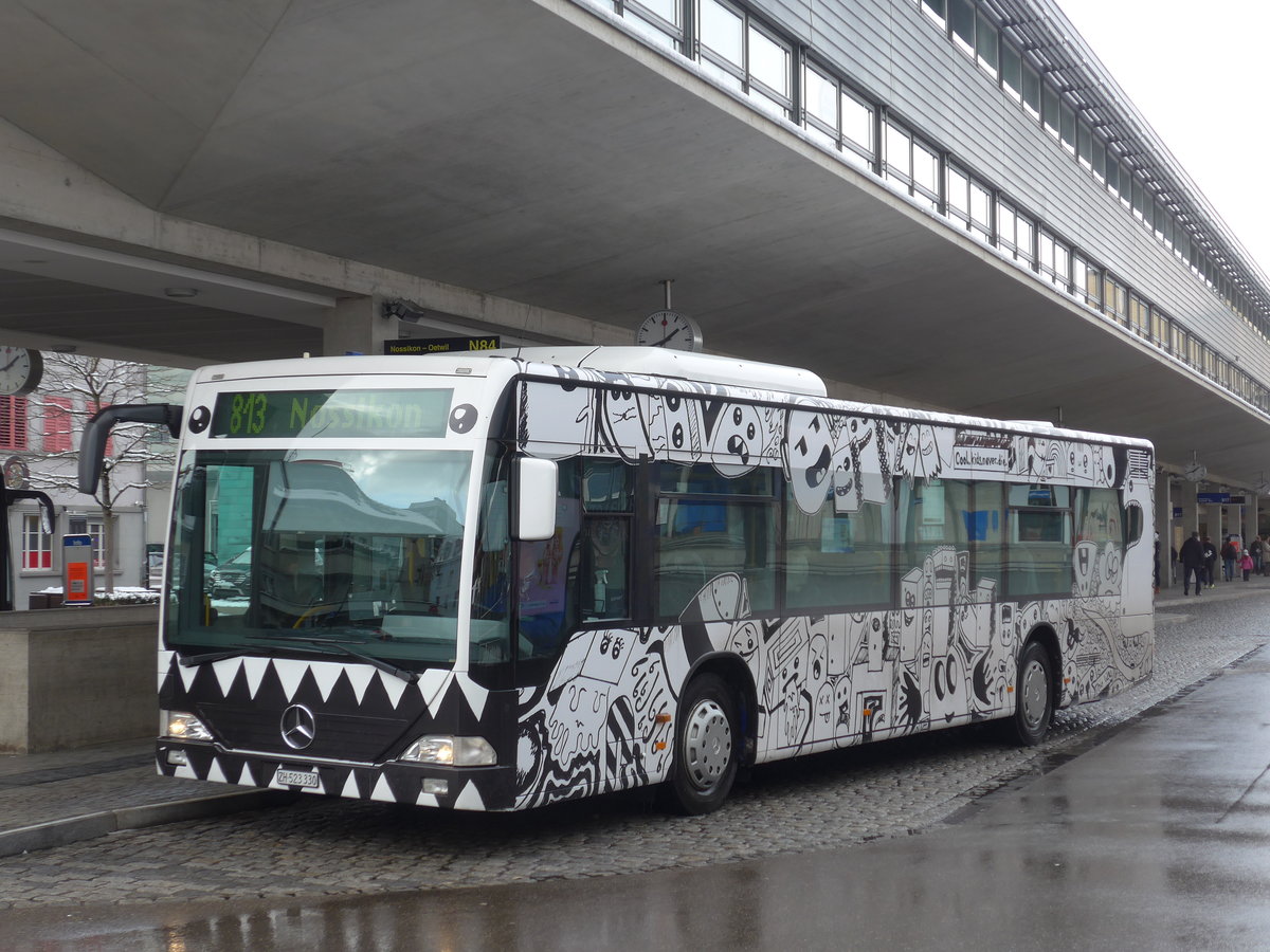 (186'865) - VZO Gr�ningen - Nr. 30/ZH 523'330 - Mercedes am 9. Dezember 2017 beim Bahnhof Uster