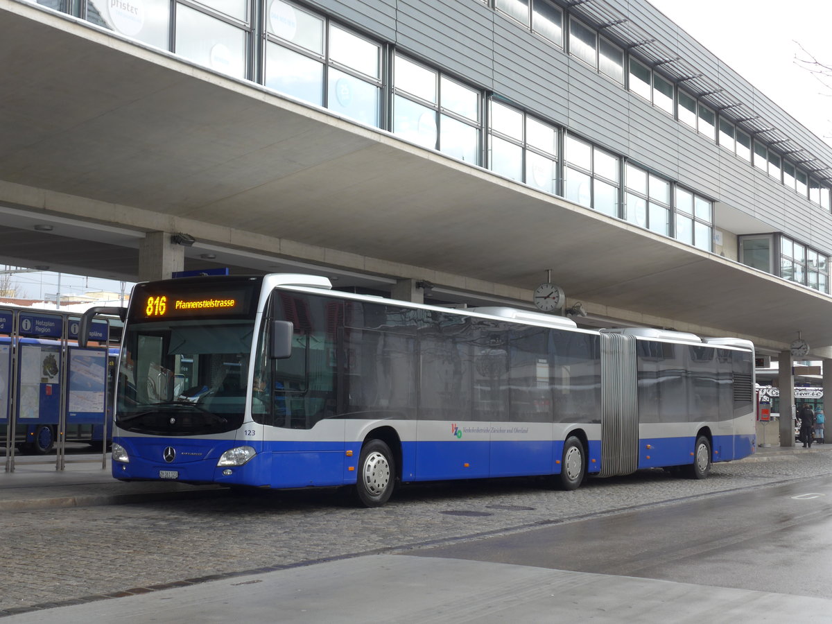 (186'870) - VZO Gr�ningen - Nr. 123/ZH 361'123 - Mercedes am 9. Dezember 2017 beim Bahnhof Uster