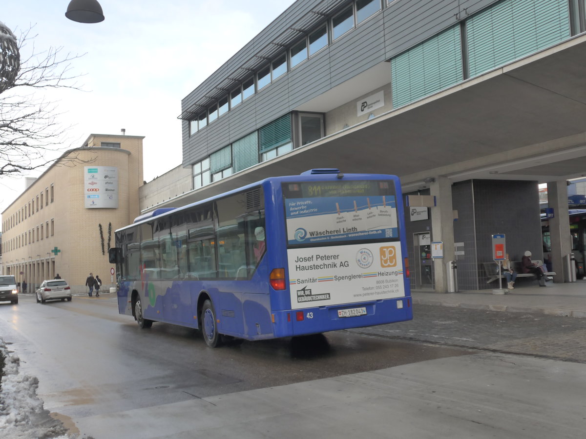 (186'871) - VZO Gr�ningen - Nr. 43/ZH 182'043 - Mercedes am 9. Dezember 2017 beim Bahnhof Uster