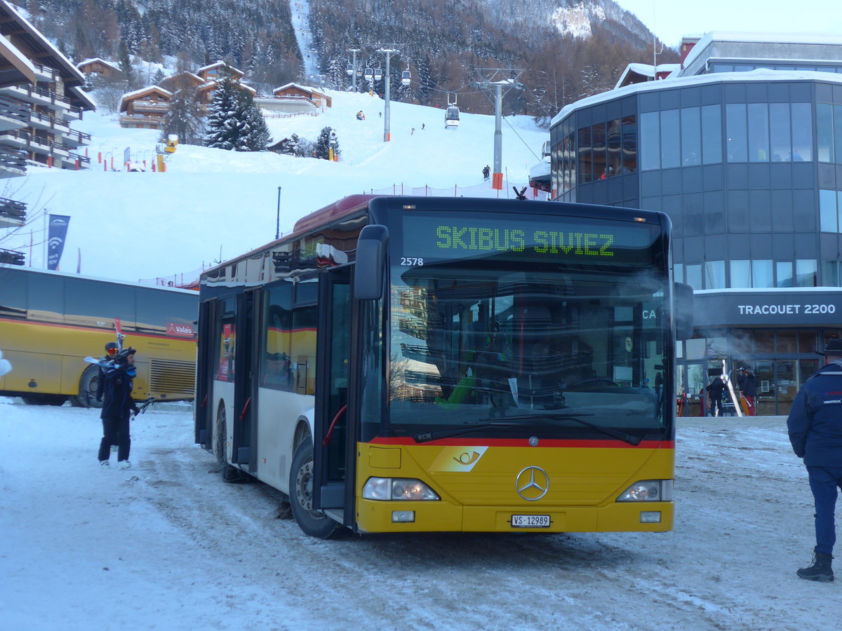 (186'970) - Lathion, Sion - Nr. 18/VS 12'989 - Mercedes (ex PostAuto Wallis Nr. 70; ex Lathion, Sion Nr. 70) am 17. Dezember 2017 in Haute-Nendaz, T�l�cabine