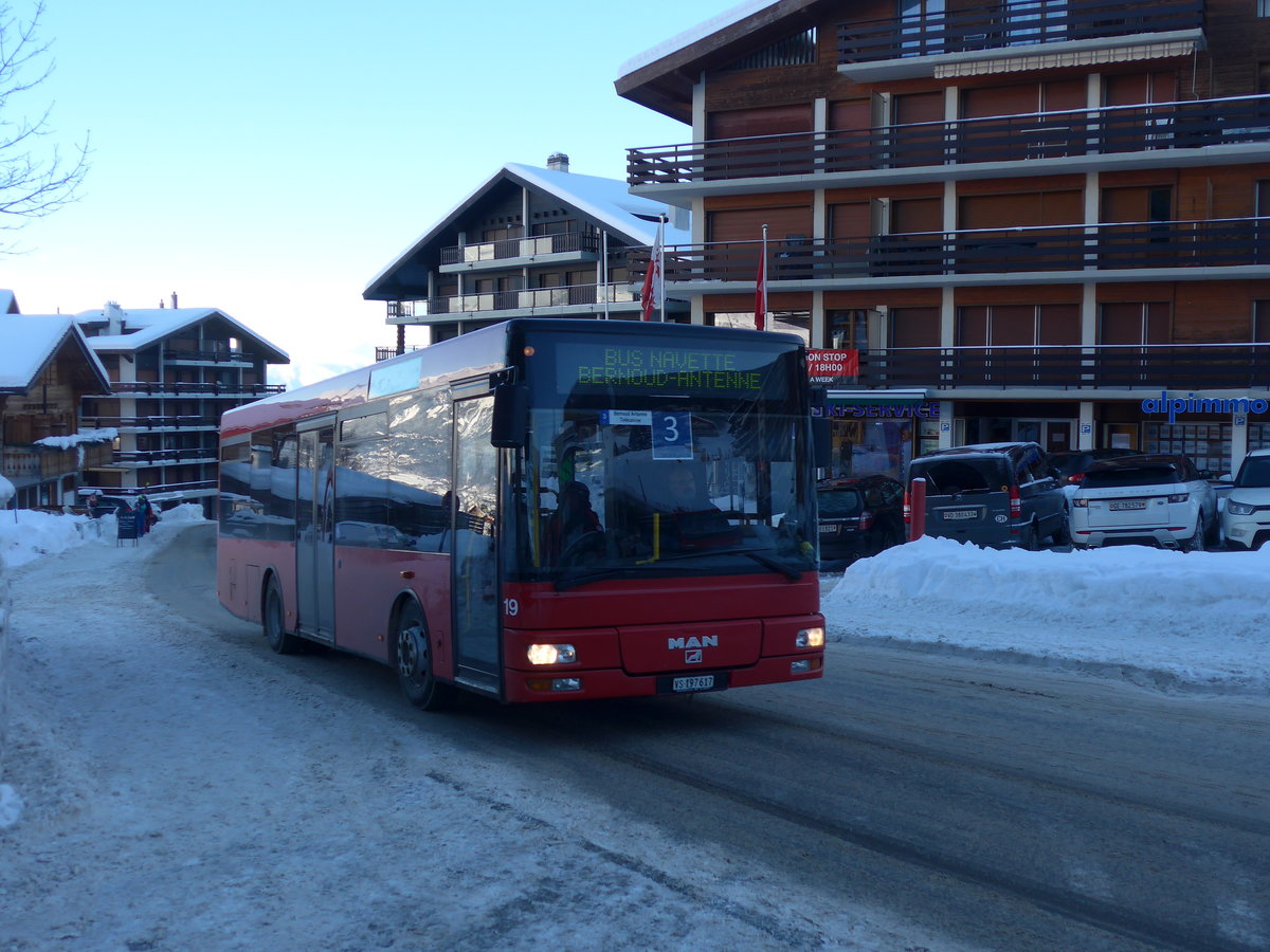 (186'982) - Lathion, Sion - Nr. 19/VS 197'617 - MAN/G�ppel (ex AFA Adelboden Nr. 55) am 17. Dezember 2017 in Haute-Nendaz, T�l�cabine