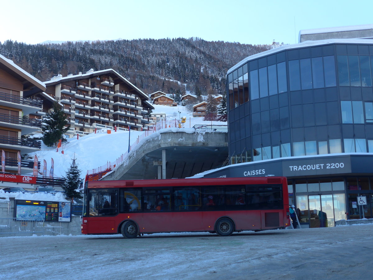(186'991) - Lathion, Sion - Nr. 19/VS 197'617 - MAN/G�ppel (ex AFA Adelboden Nr. 55) am 17. Dezember 2017 in Haute-Nedaz, T�l�cabine