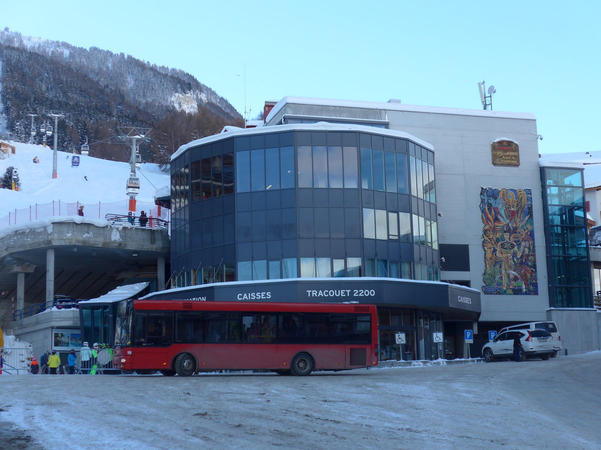 (186'998) - Lathion, Sion - Nr. 19/VS 197'617 - MAN/G�ppel (ex AFA Adelboden Nr. 55) am 17. Dezember 2017 in Haute-Nendaz, T�l�cabine