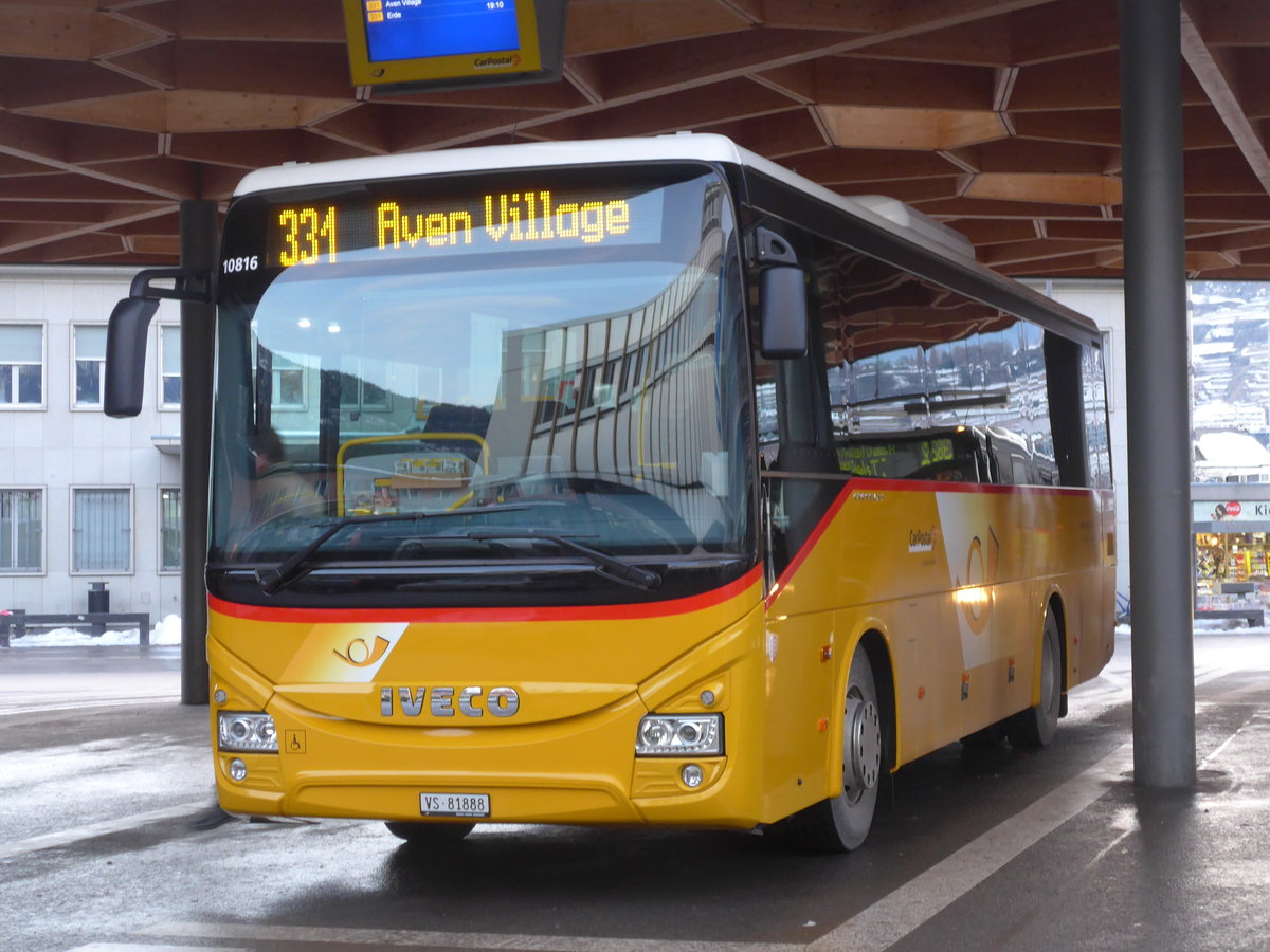 (187'263) - Ev�quoz, Erde - VS 81'888 - Iveco am 23. Dezember 2017 beim Bahnhof Sion
